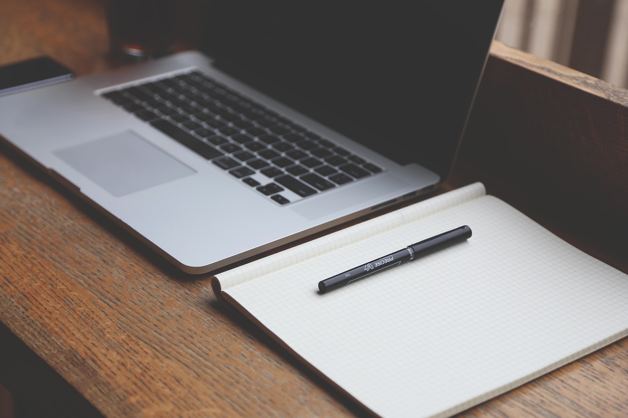 desk-593327_1280